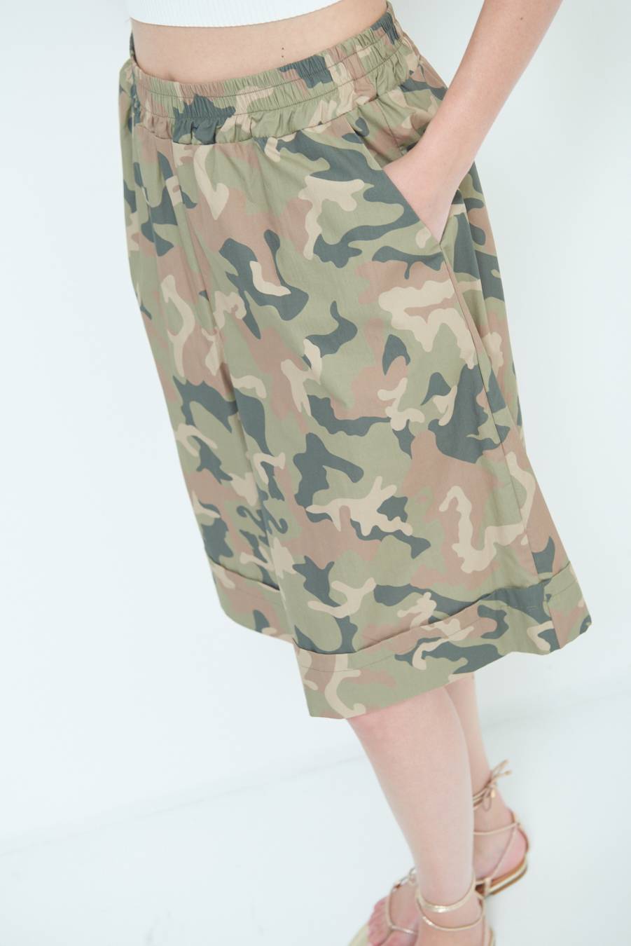 Kikisix BERMUDA CON BALZA CAMOUFLAGE VERDE MILITARE Pezzi Unici